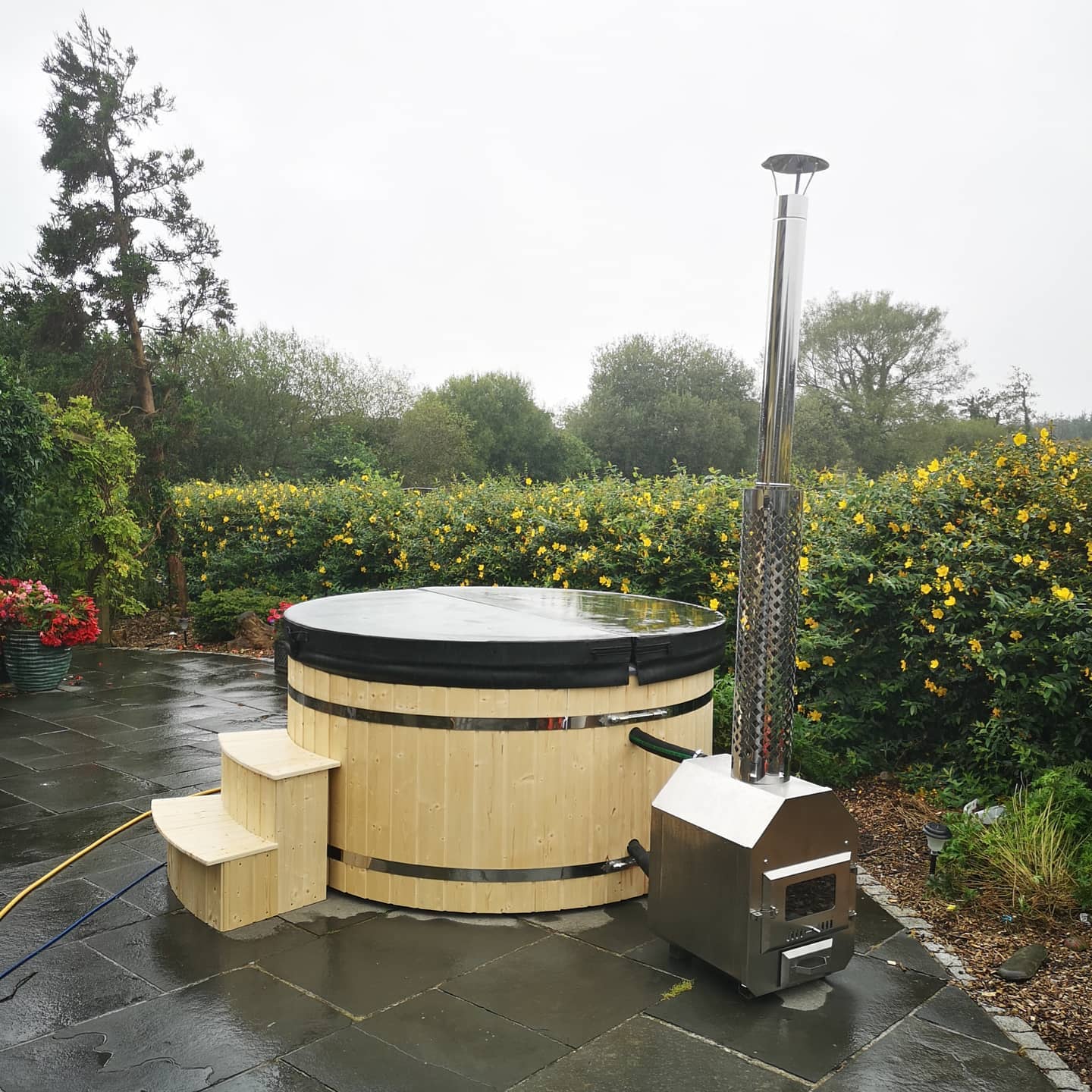 HOT TUB sa umetkom stakloplastikei vanjskim grijačem