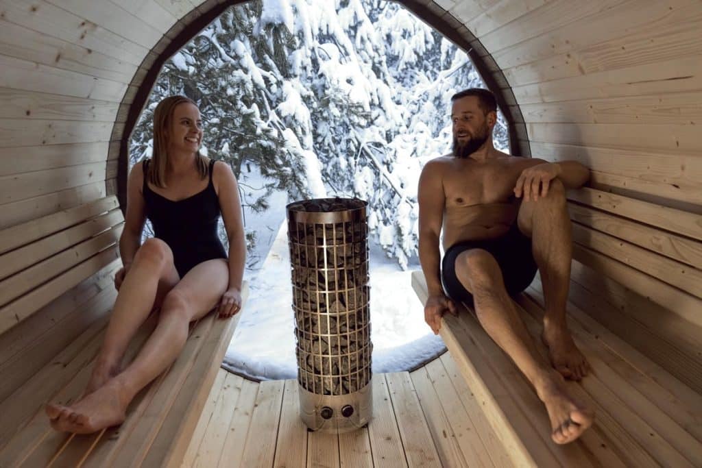 Par uživa u vlastitoj KUBIQ sauni po zimi – sauna po mjeri kod kuće