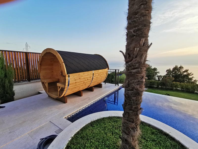 Okrugla sauna i hot tub
