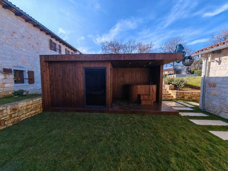 Vanjska sauna s cold plungeom na terasi - KUBiq projekt