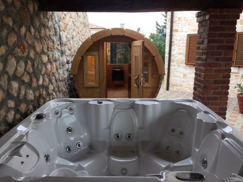 KUBIQ Hot Tub